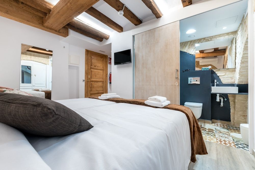 Hostal 977 Twin Room, Courtyard View (2) 2