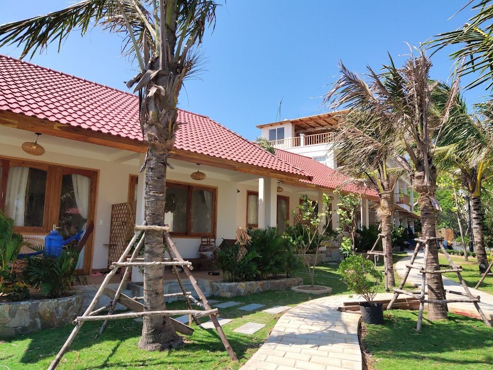 Naomi Resort Deluxe Bungalow 4