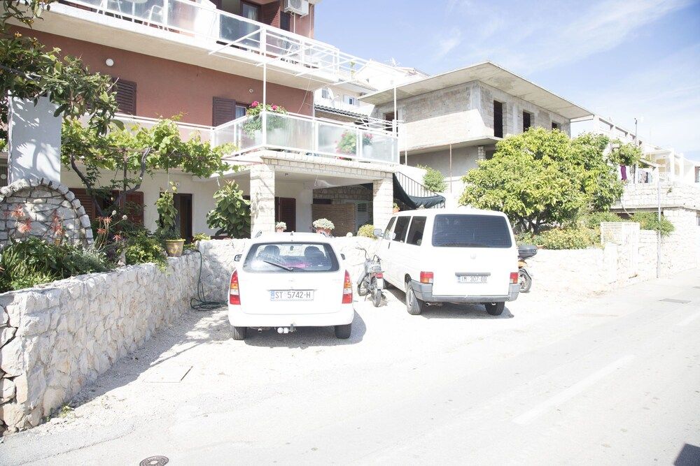 undefined Apartments and Rooms Nikol 6