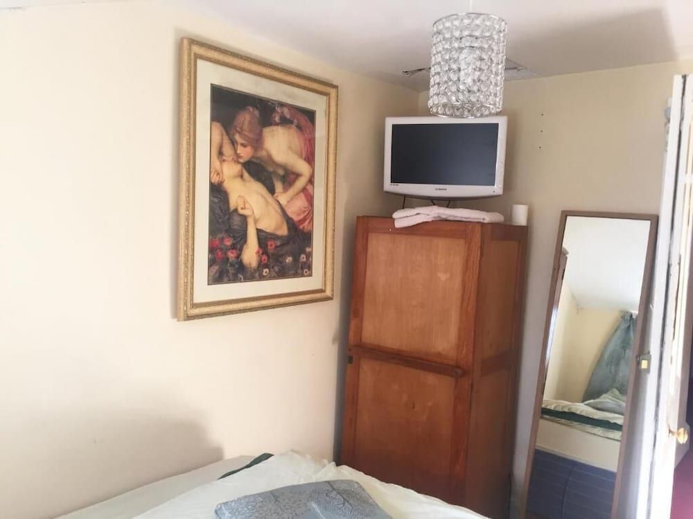 Embassie Backpackers Liverpool Double Room, Shared Bathroom 3