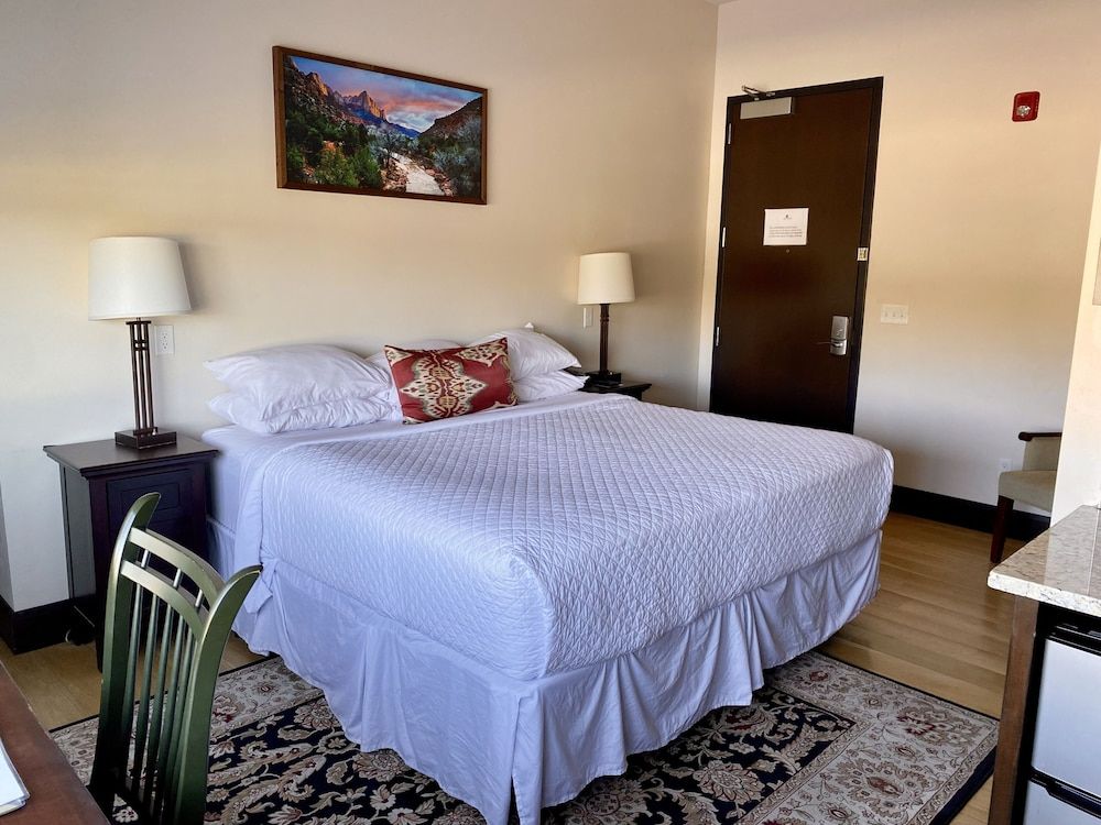Iron Springs Adventure Resort & RV Park Deluxe Room, 1 King Bed, Non Smoking