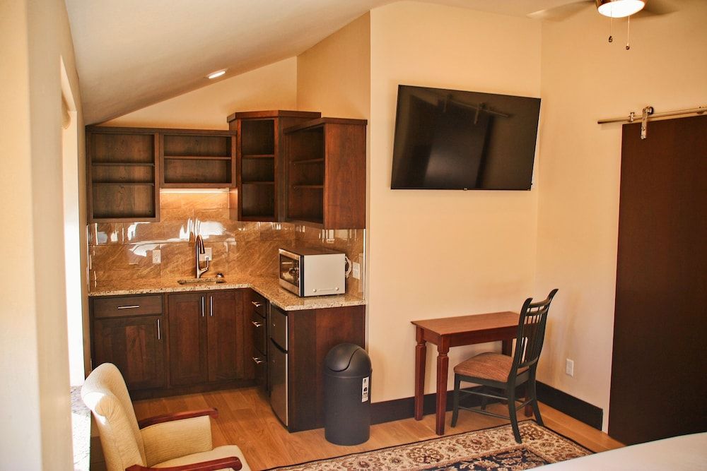 Iron Springs Adventure Resort & RV Park Deluxe Room, 1 King Bed, Non Smoking 2