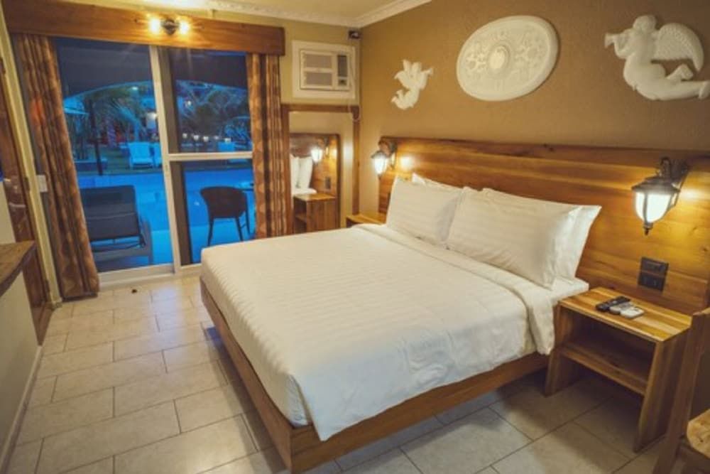Roman Empire Panglao Boutique Hotel Deluxe Double Room, 1 King Bed, Non Smoking, Pool Access 3