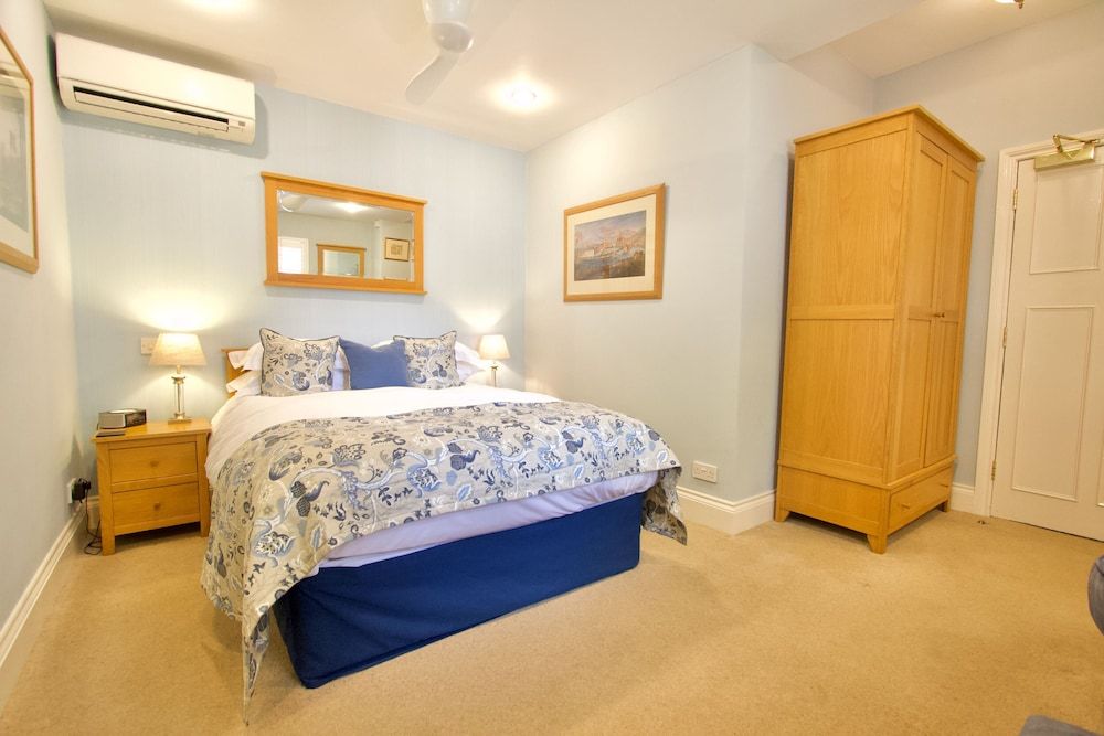 Chestnuts House Classic Double Room 3