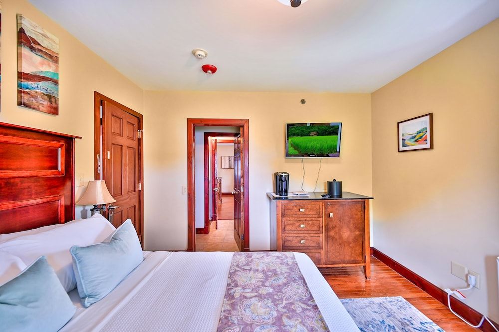 Tom Quick Inn King Suite 2