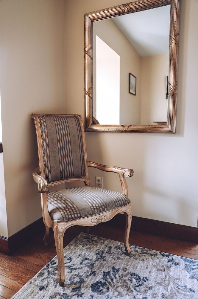 Tom Quick Inn Queen Suite 22