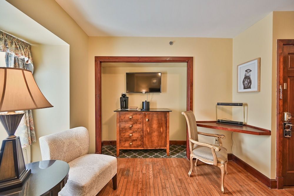 Tom Quick Inn Queen Suite 14