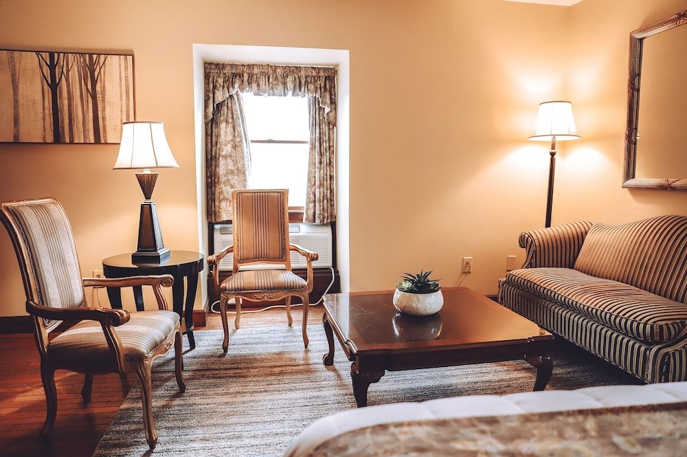 Tom Quick Inn King Suite 13