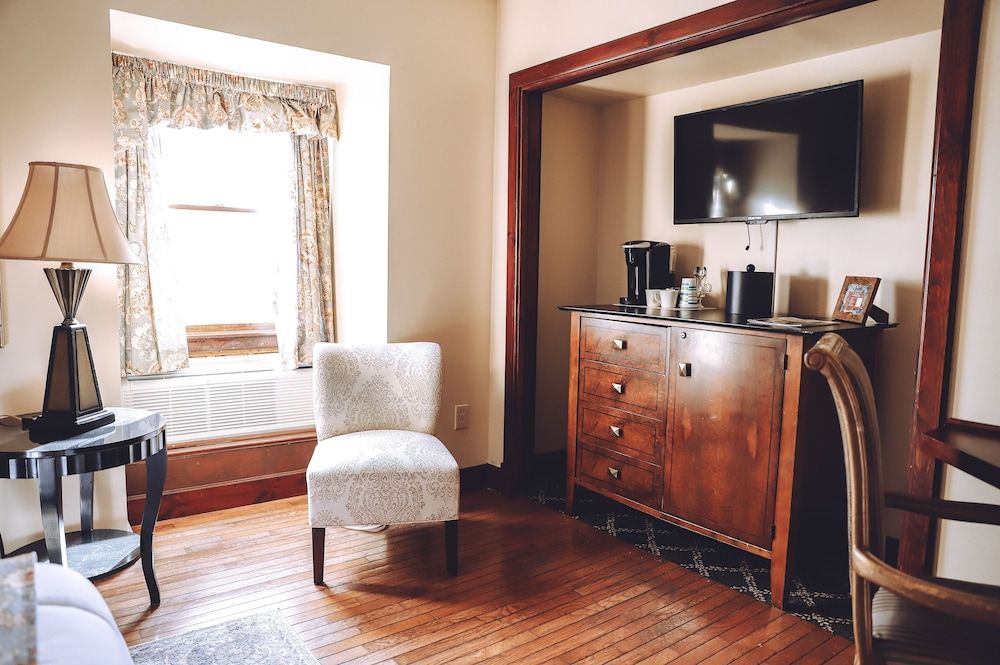 Tom Quick Inn Queen Suite 17