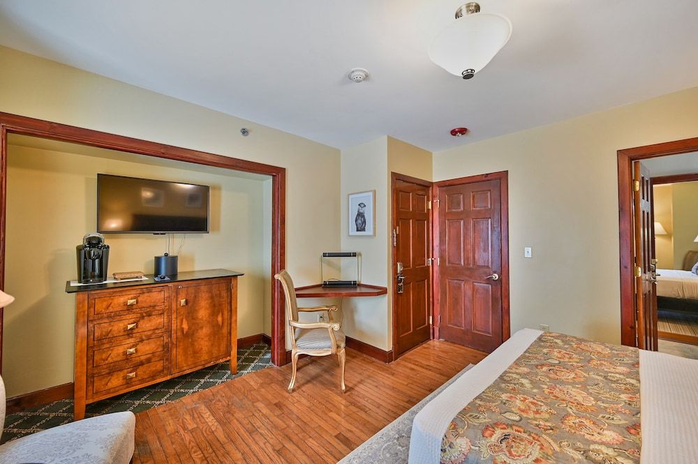 Tom Quick Inn Queen Suite 13