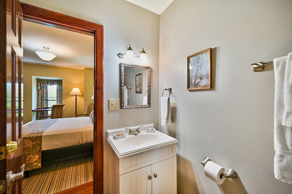 Tom Quick Inn Queen Suite 10