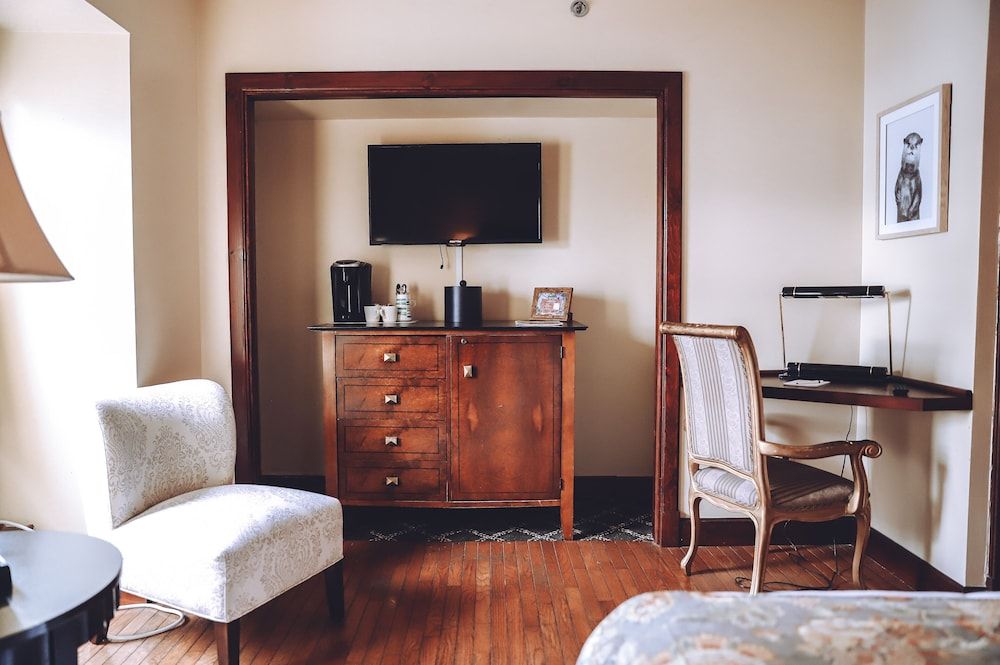 Tom Quick Inn Queen Suite 16