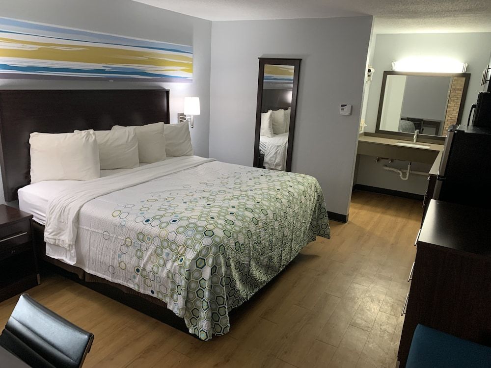 HomeTowne Studios by Red Roof Battle Creek Studio, 1 King Bed, Non Smoking 4