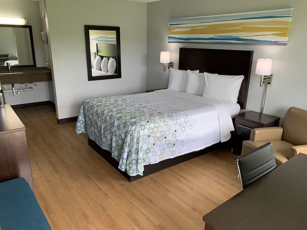 HomeTowne Studios by Red Roof Battle Creek Studio, 1 Queen Bed, Non Smoking