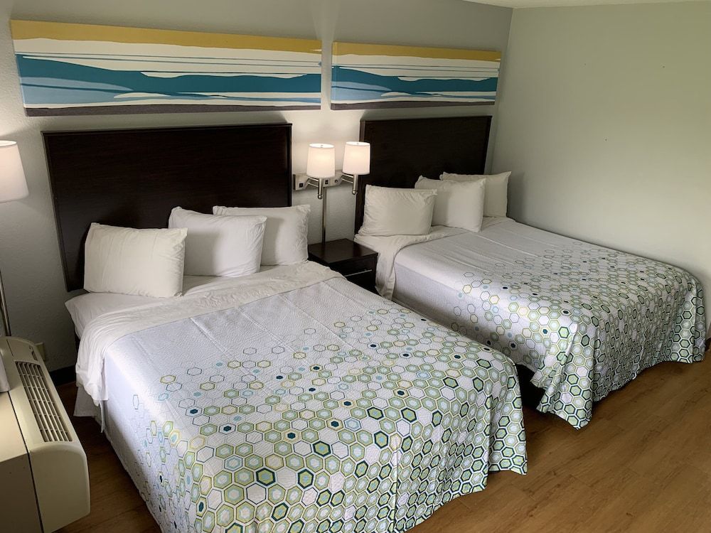 HomeTowne Studios by Red Roof Battle Creek Studio, 2 Queen Beds, Non Smoking 4