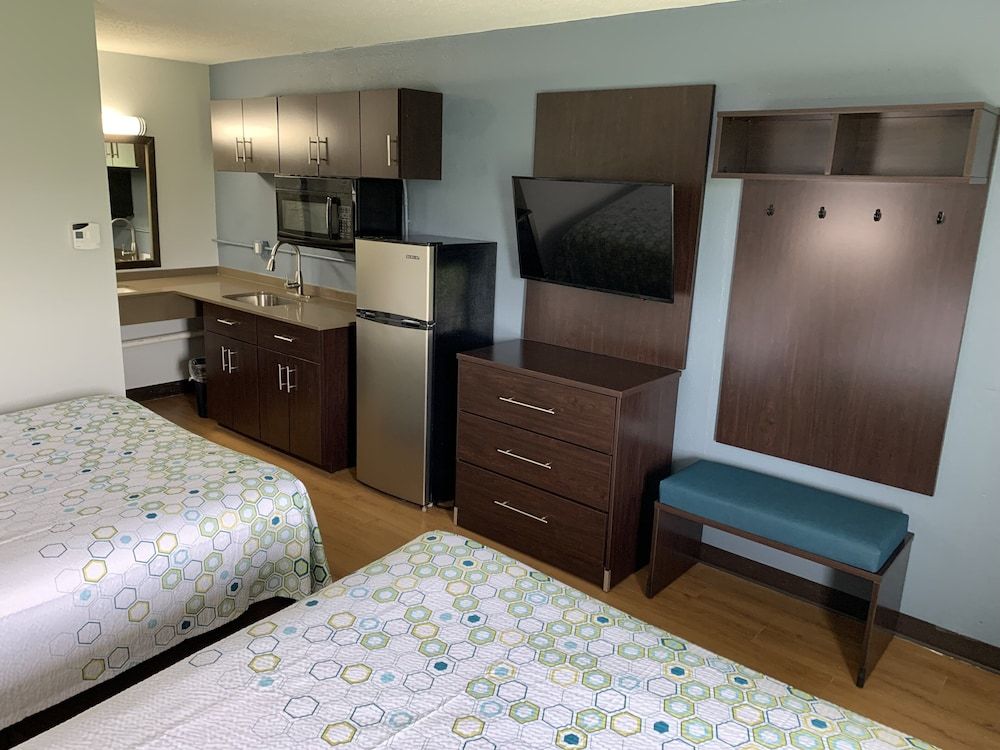 HomeTowne Studios by Red Roof Battle Creek Studio, 2 Queen Beds, Non Smoking 3