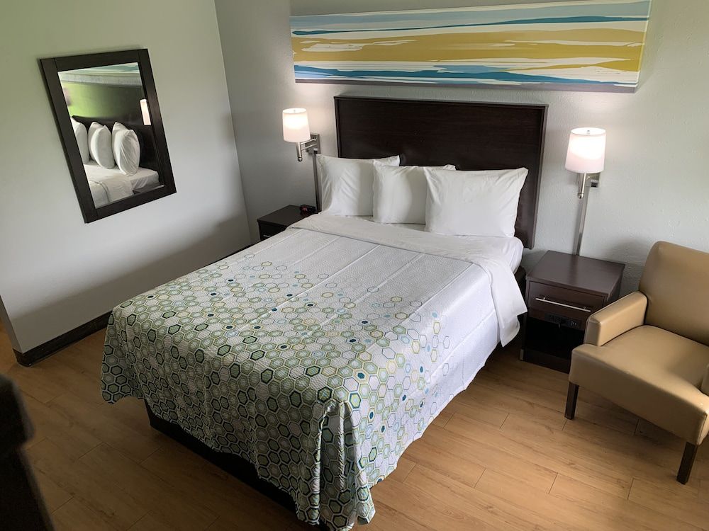 HomeTowne Studios by Red Roof Battle Creek Studio, 1 Queen Bed, Non Smoking 4
