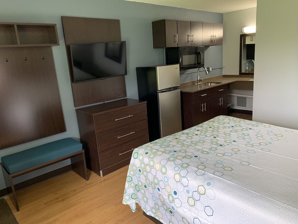 HomeTowne Studios by Red Roof Battle Creek Studio, 1 Queen Bed, Non Smoking 3