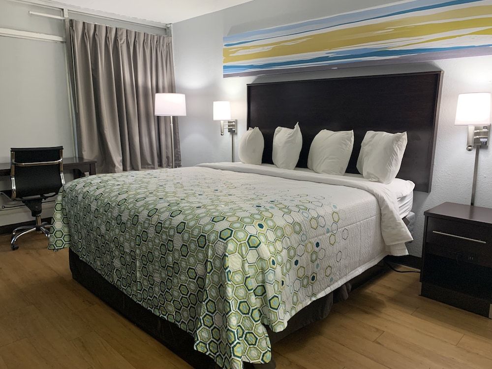 HomeTowne Studios by Red Roof Battle Creek Studio, 1 King Bed, Non Smoking