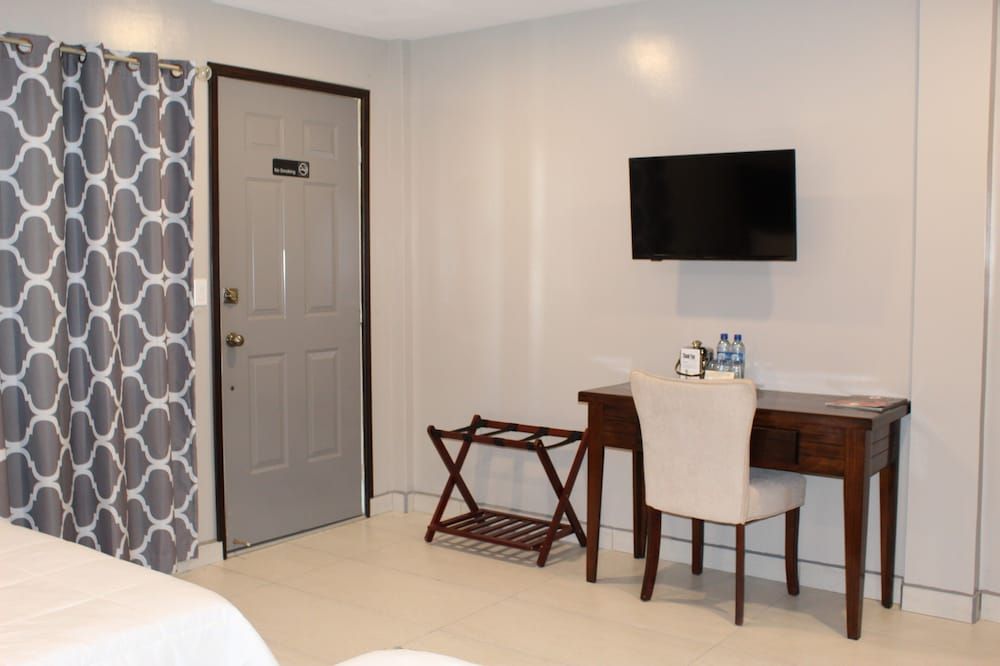 Barefoot Caye Caulker Hotel Pool View Double Room 9