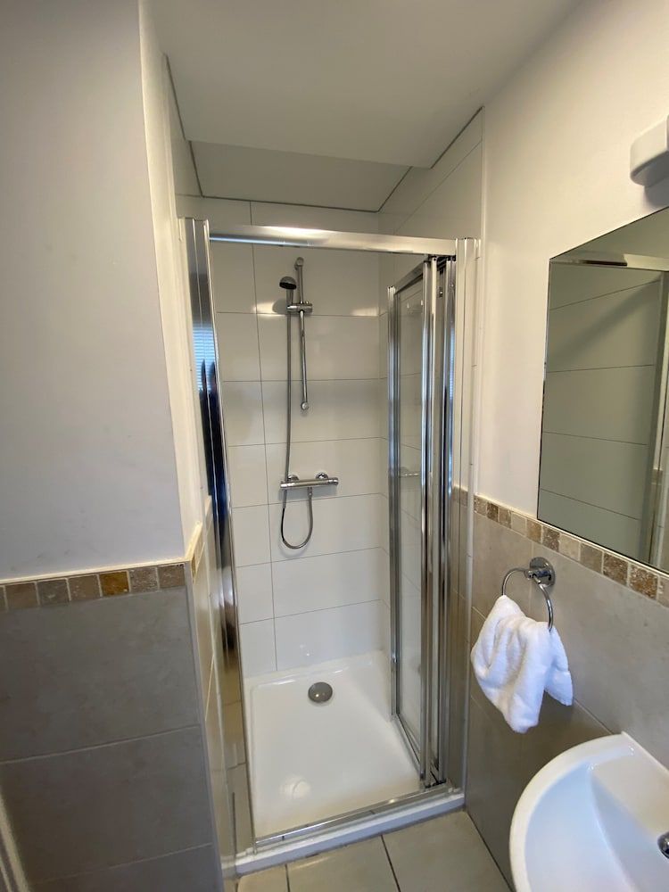 Wendover Arms Triple Room 8