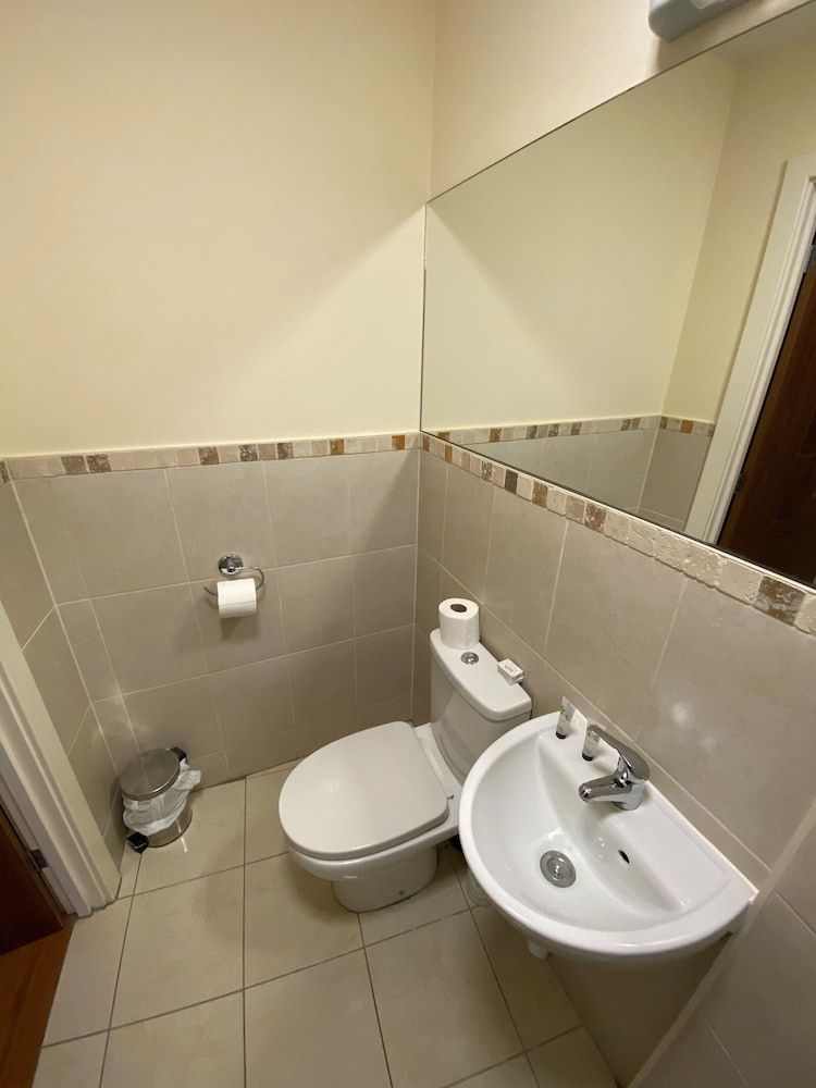 Wendover Arms Triple Room 11