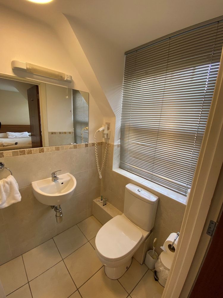 Wendover Arms Triple Room 9