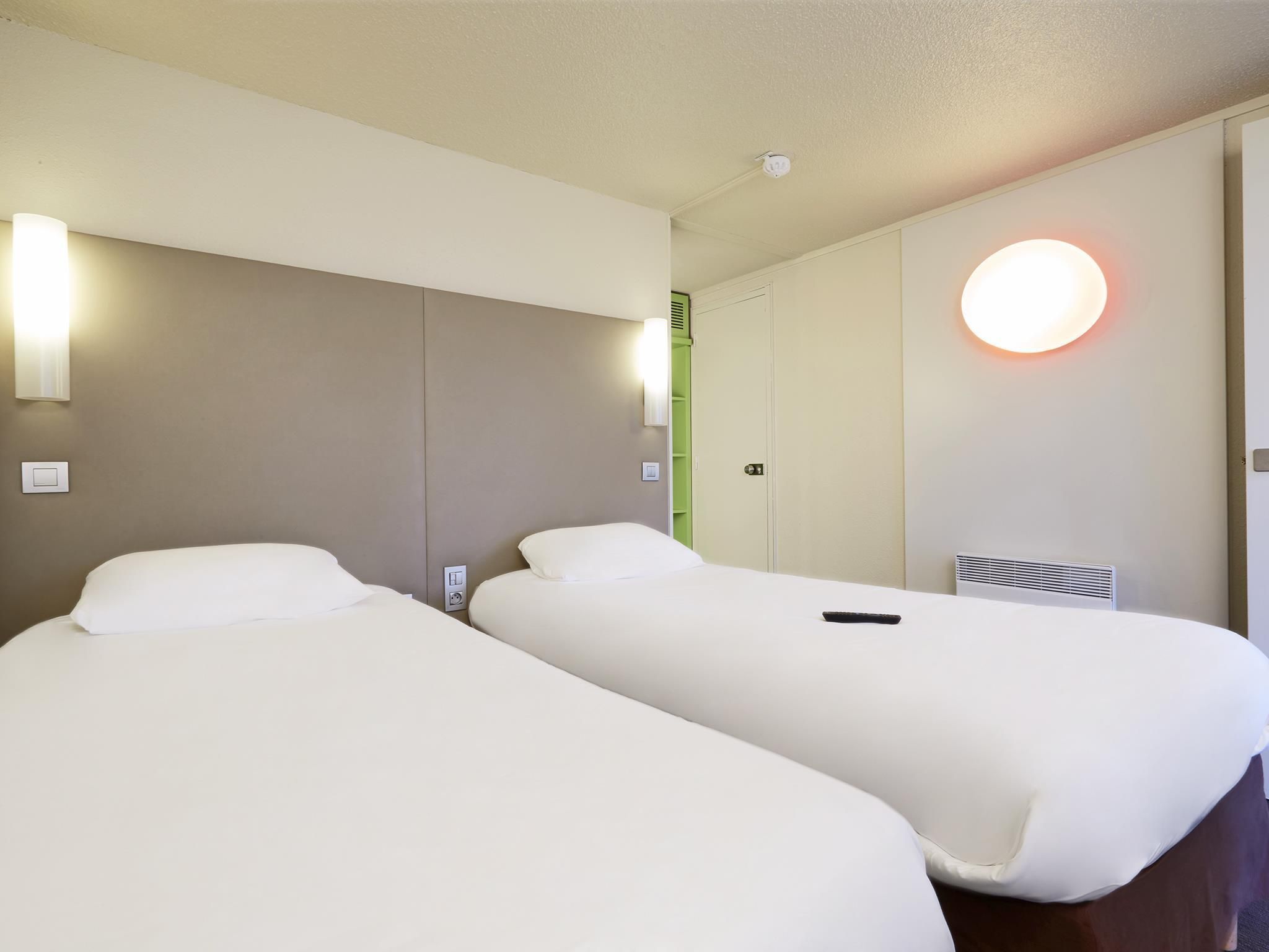 2 Single Beds