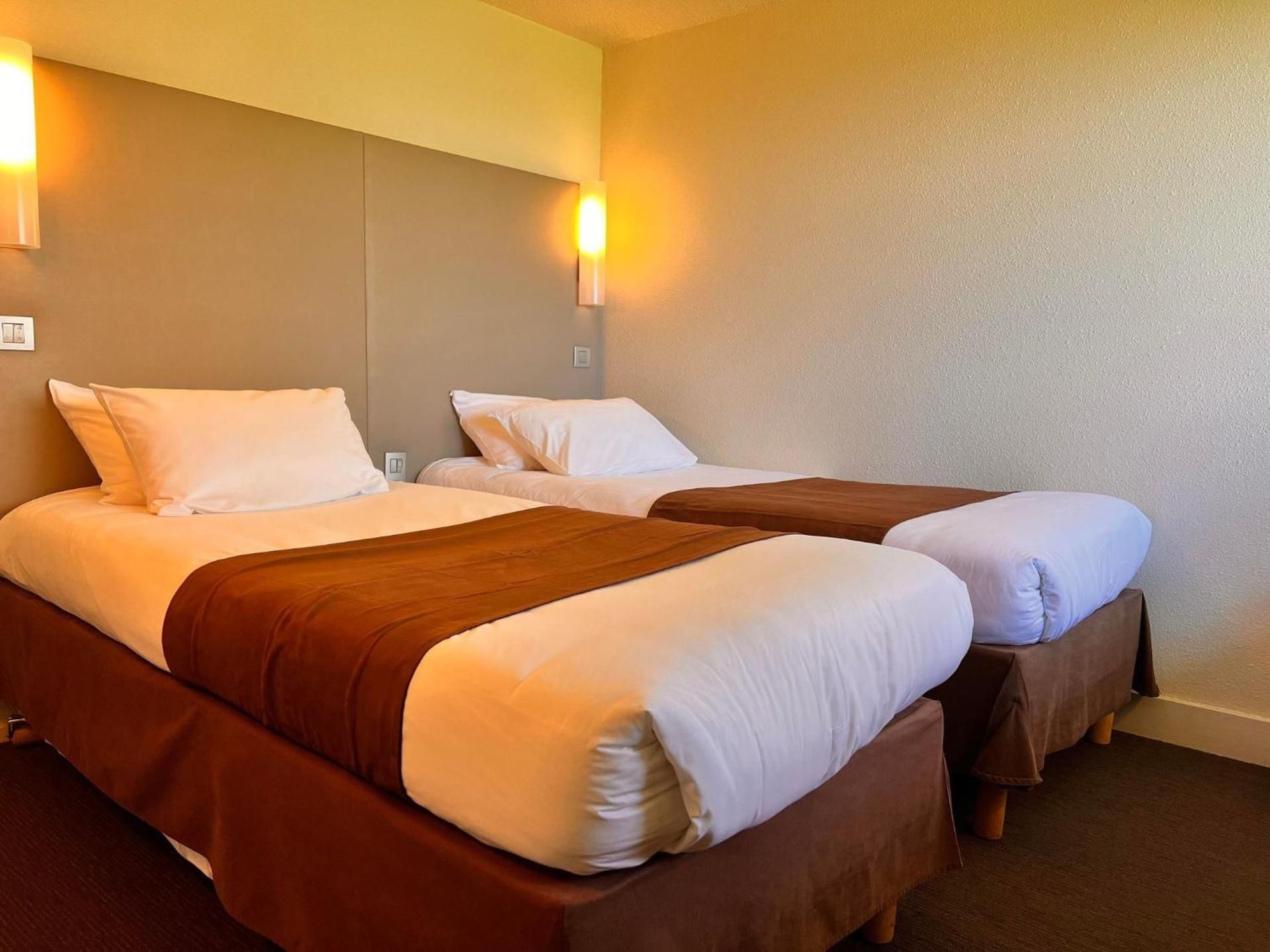 2 Single Beds, 1 Junior Bed