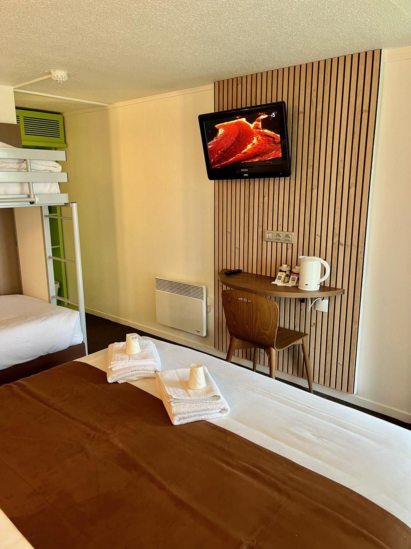 2 Single Beds, 1 Junior Bed