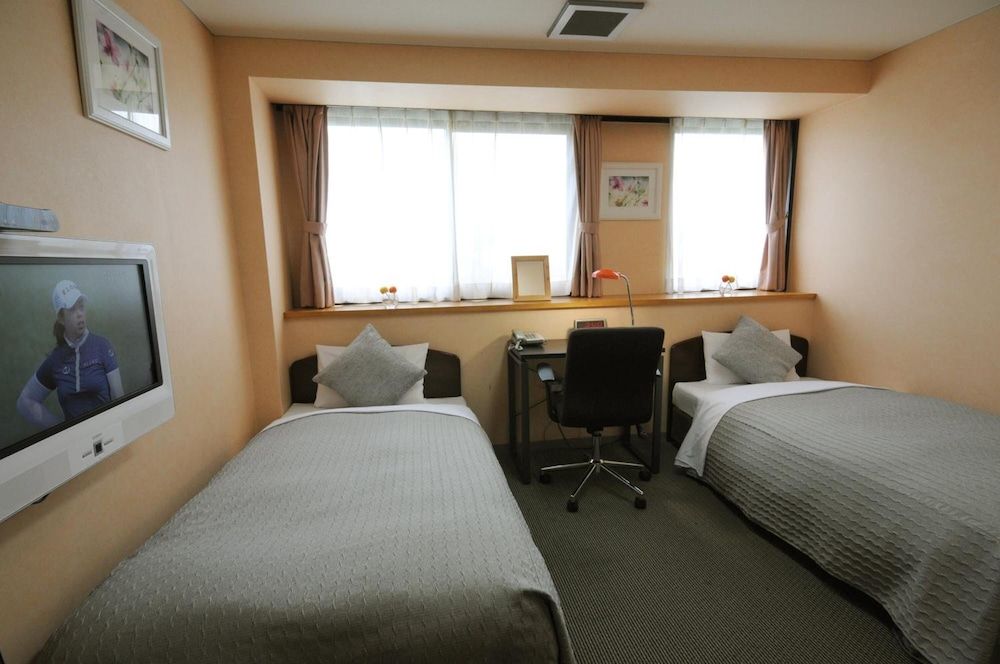 Twin Room, Smoking