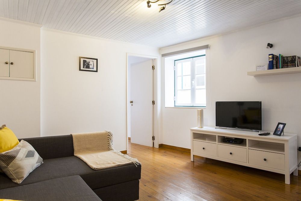 JOIVY Stylish 1-bed flat w/ city views in Alfama Apartment, 1 Bedroom, Balcony 10
