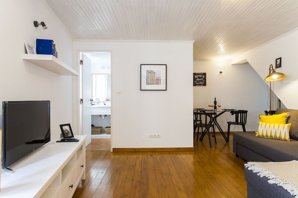 undefined JOIVY Stylish 1-bed flat w/ city views in Alfama 9