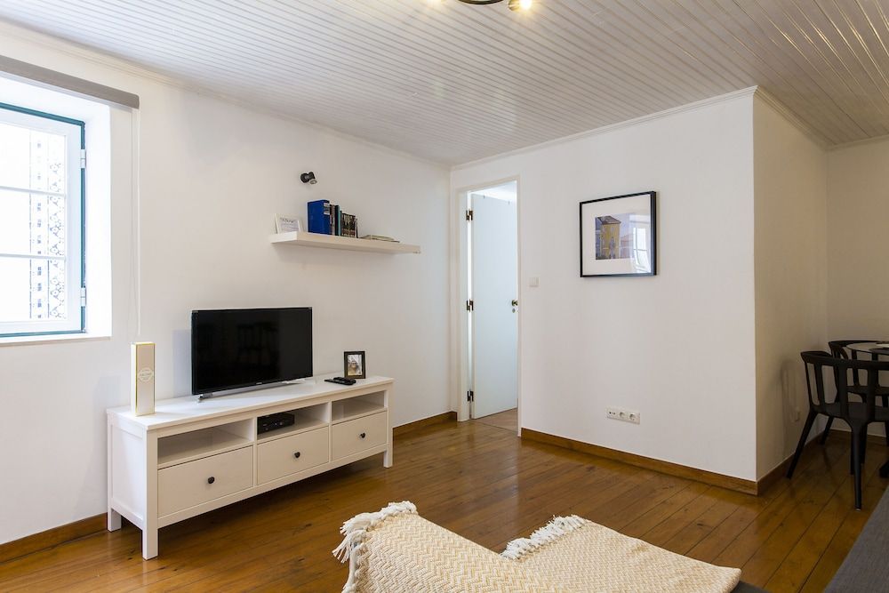 undefined JOIVY Stylish 1-bed flat w/ city views in Alfama 10