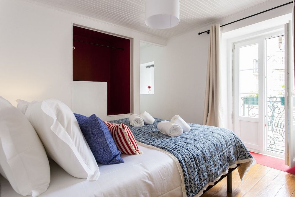 undefined JOIVY Stylish 1-bed flat w/ city views in Alfama 3