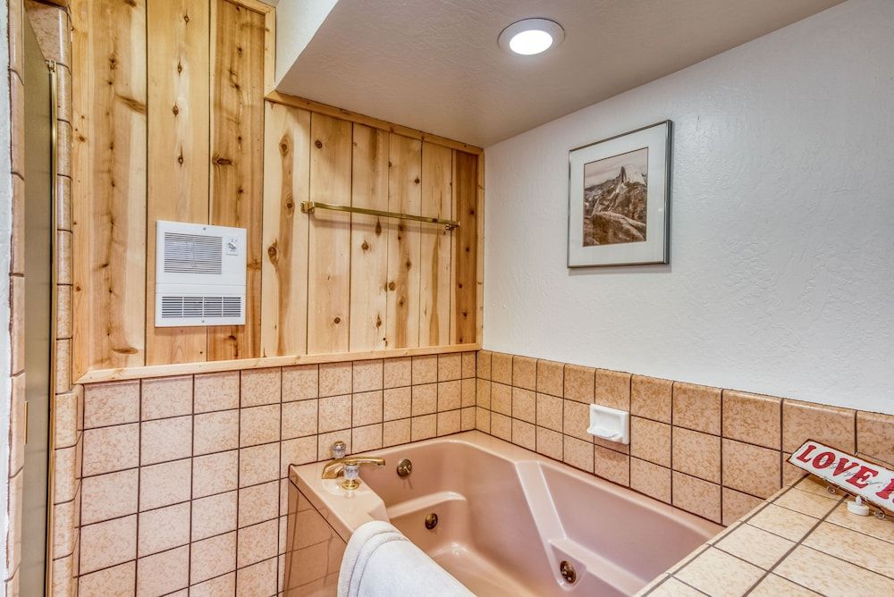 A Bed of Roses Quadruple Room, Ensuite, Mountain View (Red Rose) 4