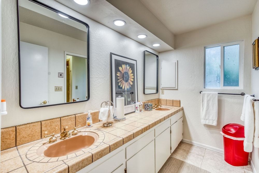 A Bed of Roses Quadruple Room, Ensuite, Mountain View (Red Rose) 3