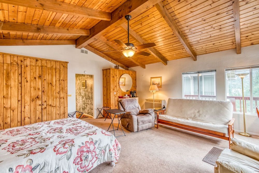 A Bed of Roses Quadruple Room, Ensuite, Mountain View (Red Rose) 2