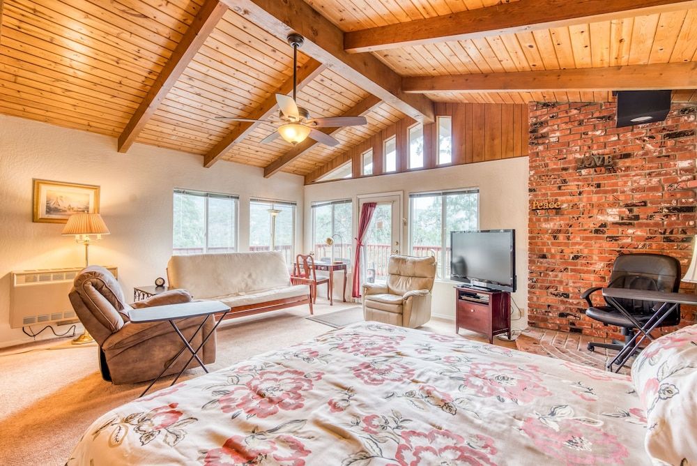 A Bed of Roses Quadruple Room, Ensuite, Mountain View (Red Rose) 5