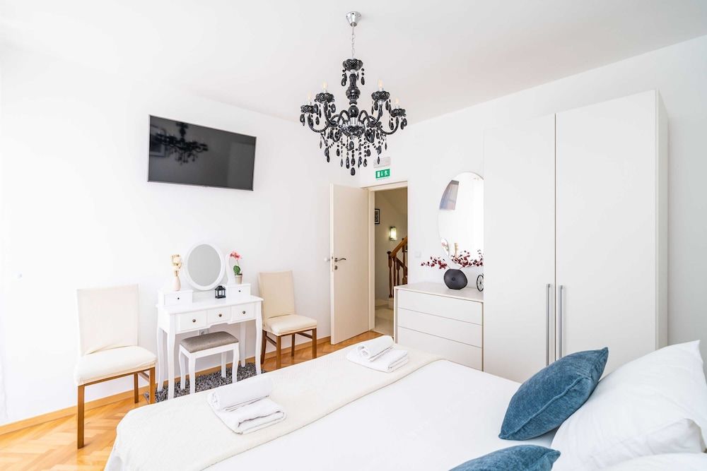 undefined Holiday Home King 10