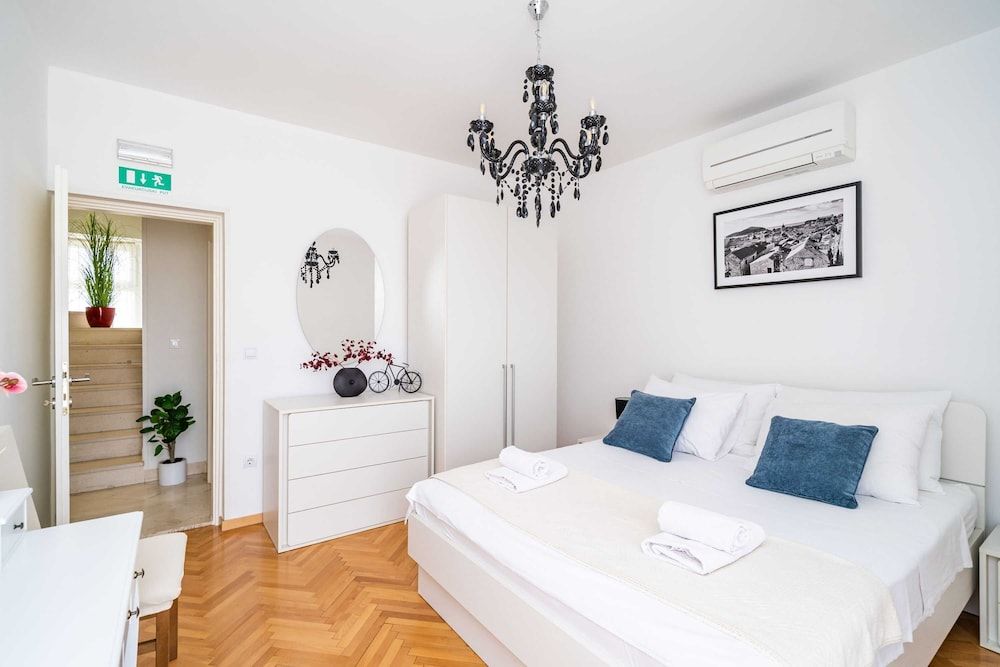 undefined Holiday Home King 9