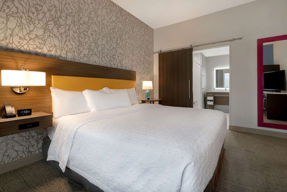 Suite, 1 King Bed, Accessible (Mobility, 3x3 Shower)