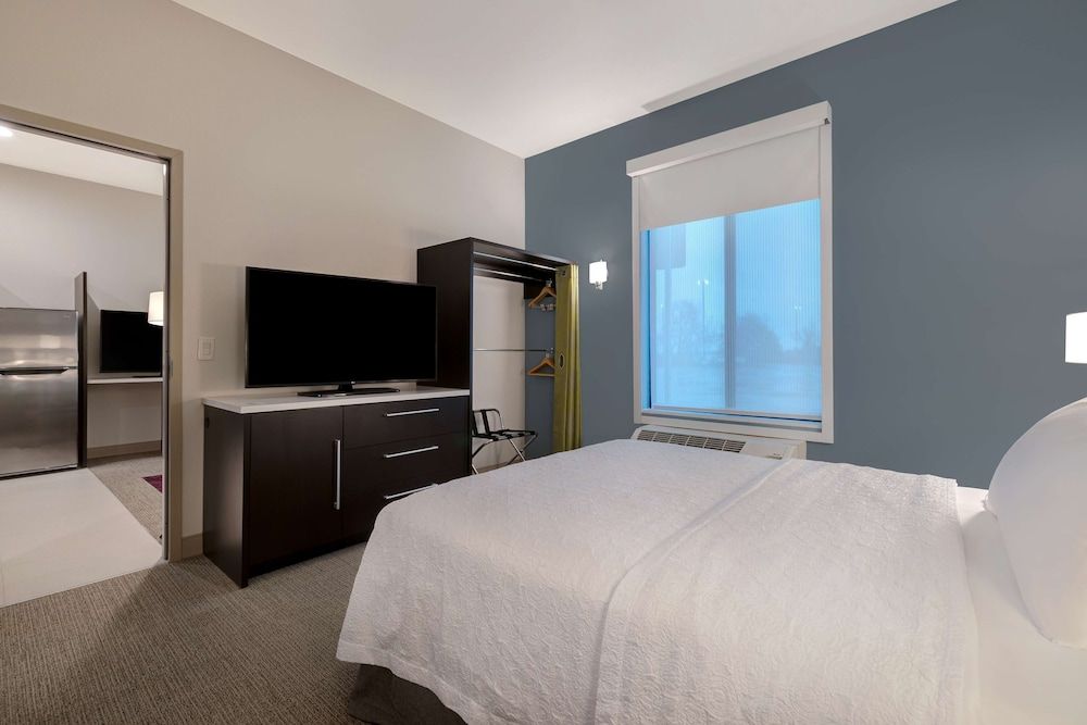 Suite, 1 King Bed, Accessible (Mobility, 3x3 Shower)