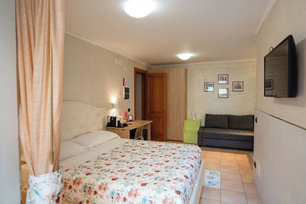 Vittoria Guest House - Salerno Basic Room, 1 Queen Bed with Sofa bed, Non Smoking, Air conditioning 4