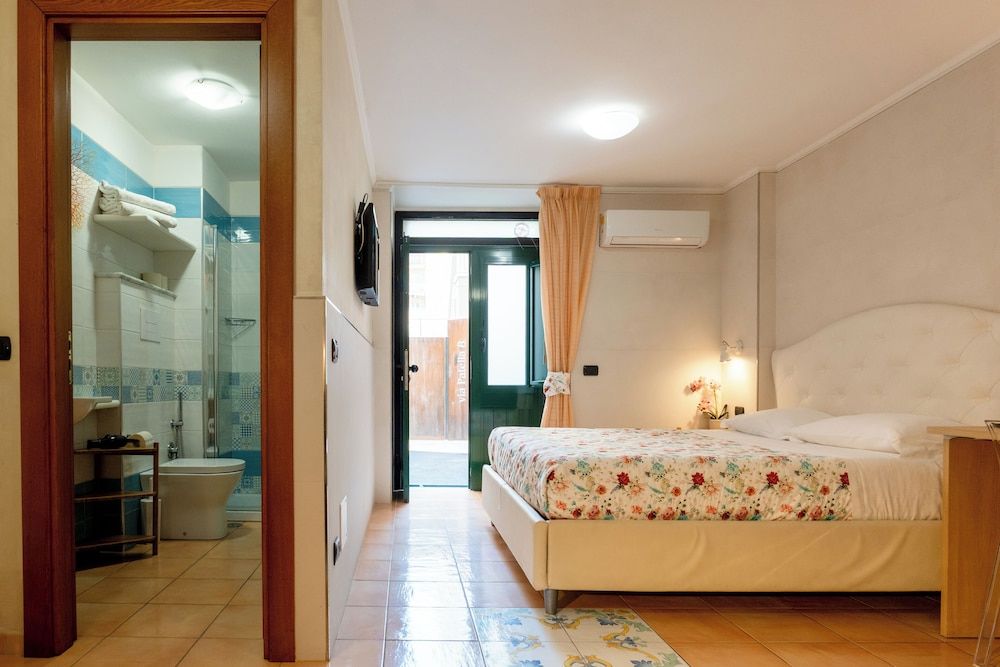Vittoria Guest House - Salerno Basic Room, 1 Queen Bed with Sofa bed, Non Smoking, Air conditioning 2