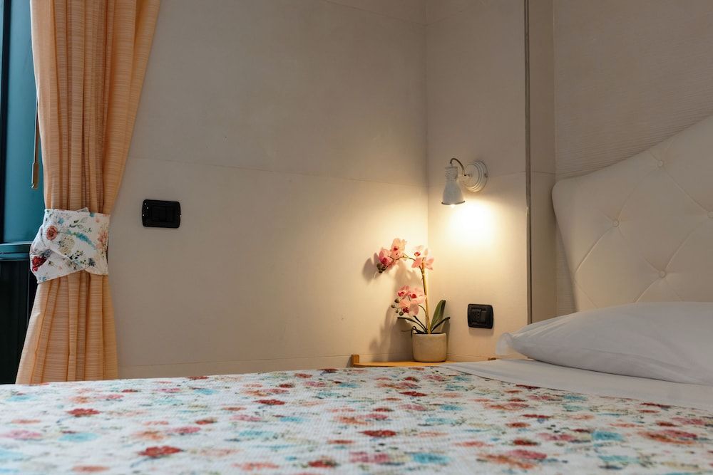 Vittoria Guest House - Salerno Basic Room, 1 Queen Bed with Sofa bed, Non Smoking, Air conditioning 5