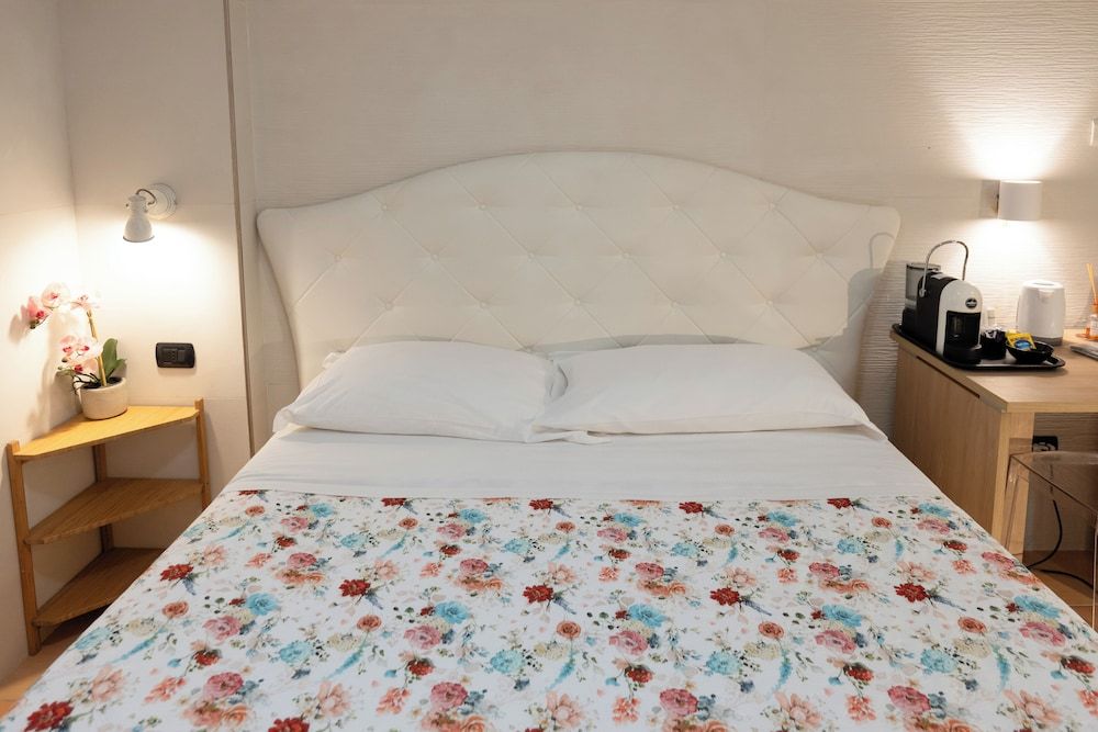Vittoria Guest House - Salerno Basic Room, 1 Queen Bed with Sofa bed, Non Smoking, Air conditioning 3