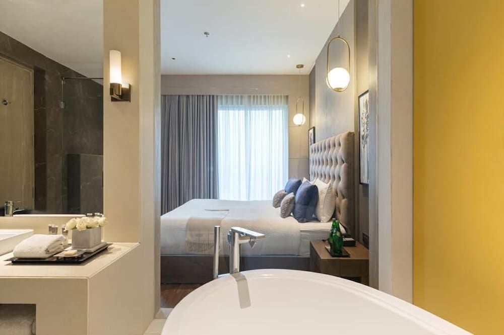 1 King Bed, Suite, Non-Smoking