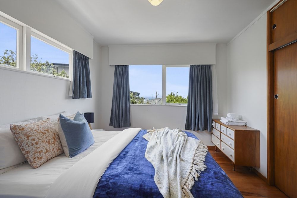 undefined Dazzling Mairangi Bay Retreat Sea Views 8