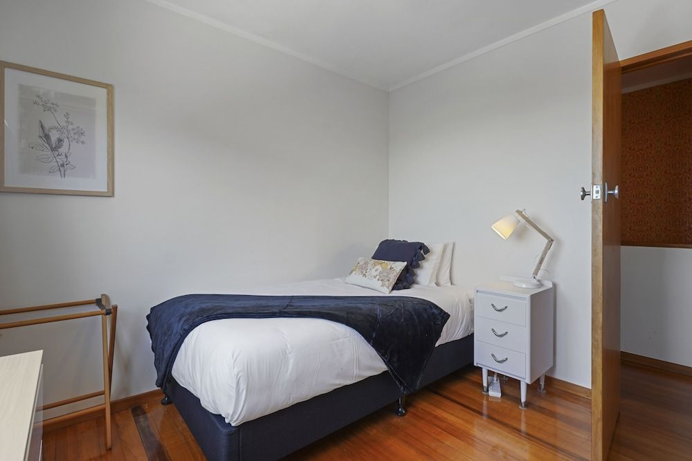 undefined Dazzling Mairangi Bay Retreat Sea Views 10